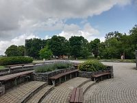 odpočinkové miesto oproti kostolíku