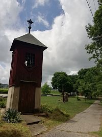 drevená zvonica nahradila odstranenú kostolnú vežu