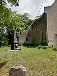 ľavá časť kostolíka a pamätník obetiam vojny