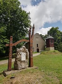 pamätník, kostolík a drevená zvonica