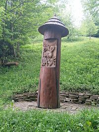 neďaleko studničky je vyrezaný kmeň so sv. Hubertom