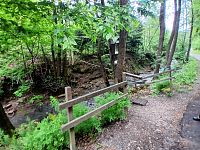 drevené zábradlie pri studničke