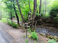 studnička s budkou s obrázkom Panny Márie