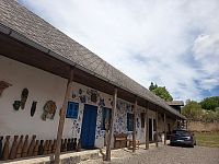 pohľad spoza plota na Múzeum masiek