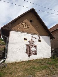 Kaviareň pomaľovaná krásnym mlynčekom