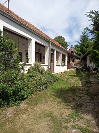 kelstké obydlie za domkom