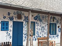 ešte pohľad na vymaľovanú galériu masiek