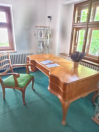 v pracovni dr. Štefana Ambrózy-Migazziho