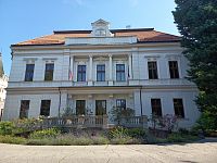 jeden z vchodov do kaštieľa s rôznymi oleandrami vysadenými v kvetináčoch