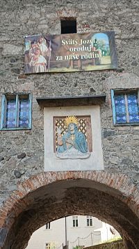 brána vedúca do areálu kláštora a baziliky