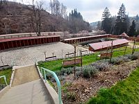 príchod k bazénu a šatniam s upraveným okolím a lavičkami - oddychová zóna