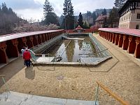 bazén s dnes len 30 cm vysokou vodou a vodnými rastlinami