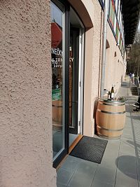 obchodík, za ním vchod do múzea