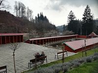 lavičky v areáli bazéna