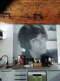 malá kuchyňka, kde Vám majiteľ ponúkne niečo k pitiu a pútavo porozpráva príbeh Hany Hegerovej