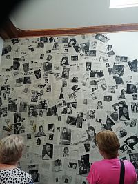 novinové články o pani Hane na prízemí apartmánov