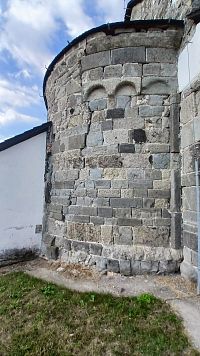 tri oblúčikové vlysy na severnej strane apsidy