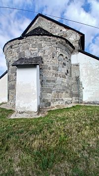 polkruhová kamenná apsida