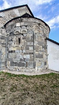 päť oblúčikových vlysov na južnej strane apsidy