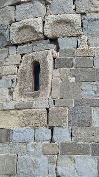 detail - oblúčikový vlys zdobí apsidu