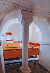 pohľad do kostolíka cez jeden z dvoch stĺpov, ktoré podopierajú oblúky empory