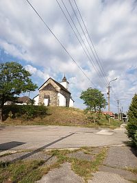 románsky kostolík s polkruhovou apsidou