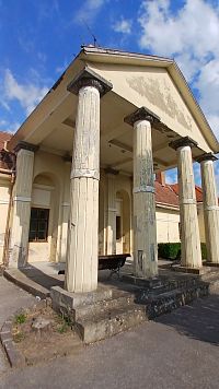 výrazný portikus so štyrmi stĺpami