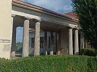 otvorený prechod medzi budovami