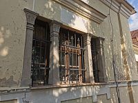 detail trojitého okna so stĺpmi