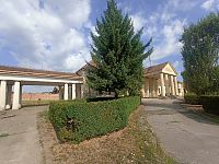 príchod ku kaštieľu s upraveným ostrihaným plotom