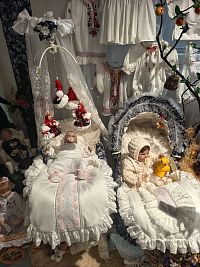 miminka krásne naaranžované v kočiariku a postieľke