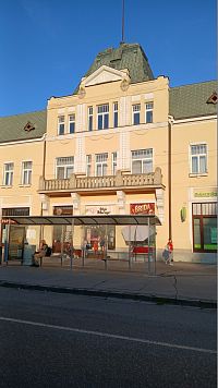 časť budovy od námestia