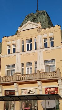 na prízemí obchody