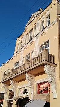 priečelie severozápadnej časti budovy s balkónom na konzoliach