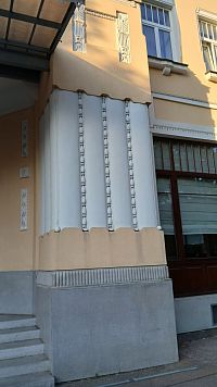 stĺp pri vchode do hotela