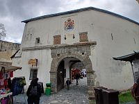 vstupná brána s erbom z roku 1362