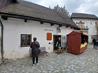 za vstupnou bránou naľavo sa nachádza pokladňa, budova bývalej vrátnice