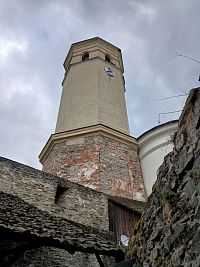 predsunutá osemboká bateriová veža