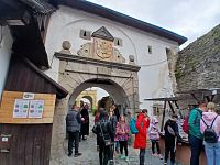 prvé nádvorie a druhá hradná brána