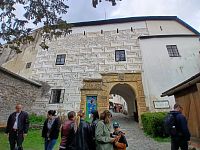 malé druhé nádvorie a vstupná brána na tretie hradné nádvorie