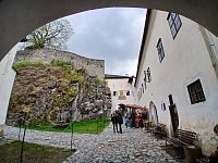 tretie nádvorie so skaliskom, na ktorom stával pôvodný gotický hrad zo 14.storočia