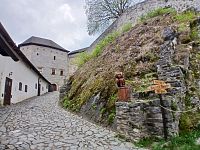 delová bašta Remter a vľavo "konírna"