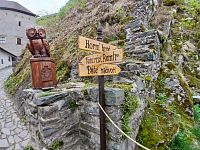 rozcestník na hrade Sovinec aj s peknou drevenou sovou