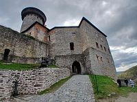 štvrté nádvore s piatou hradnou bránou