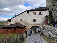 piate hradné nádvorie stredný oblúk štvrtej hradnej brány je gotický, drevená búda je WC