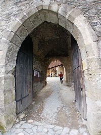 gotická brána na piate nádvorie