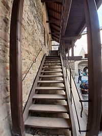 drevené schody na zbrojnici