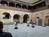 cikánske tance na nádvorí