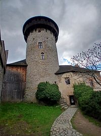 piate hradné nádvorie v vežou