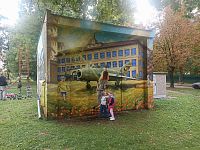 Prvá základná škola s lietadlom je hotová a maliar už maľuje druhú stranu trafostanice